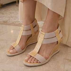 Fendi Carioca Tan Patent Leather Espadrille Wedge T-Strap Sandal Sz 8 EU 38 1/2